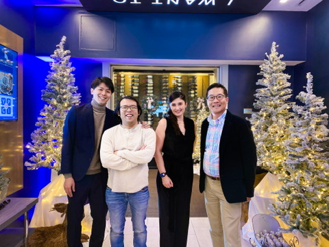 研究室のメンバーと(写真一番左が本人)