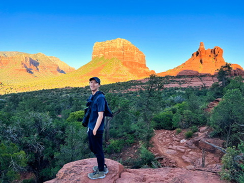 研究室のメンバーと(写真一番左が本人)