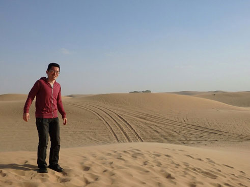 アブダビ郊外の砂漠にて