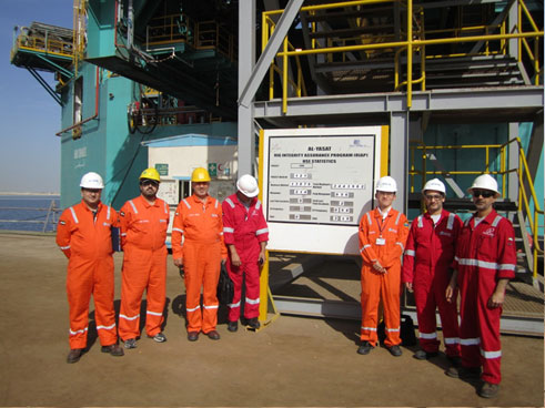 取引先の関係者と（右から3番目が本人）