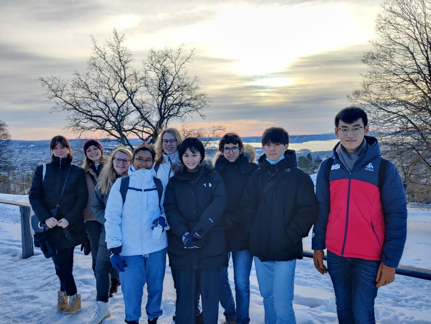 留学先でできた友人たちとオスロを一望できる展望台へ