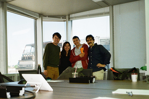 写真一番左が本人