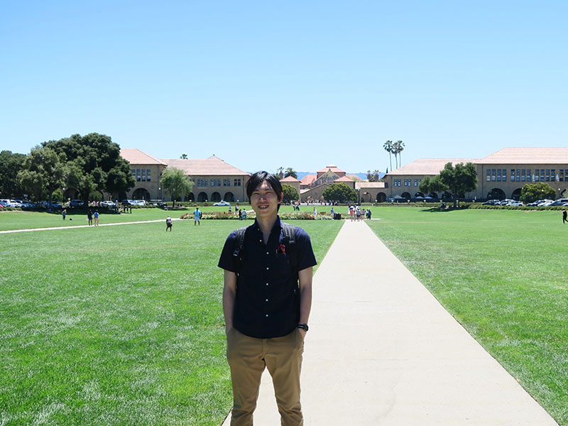 キャンパス内の広場にて