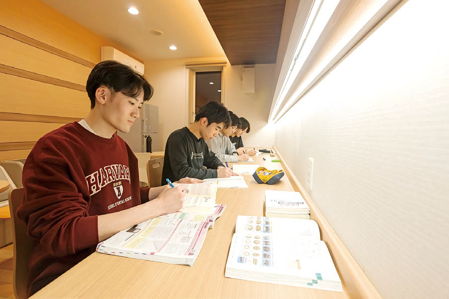 自習カウンターで学習する高校生