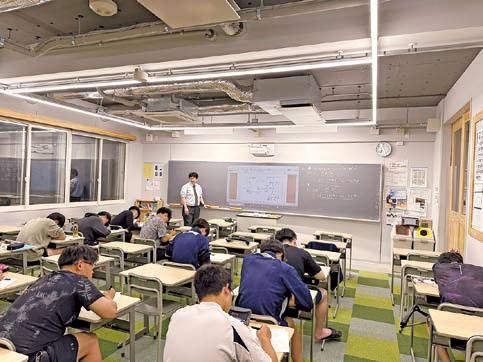 夜間講習の教室の様子1