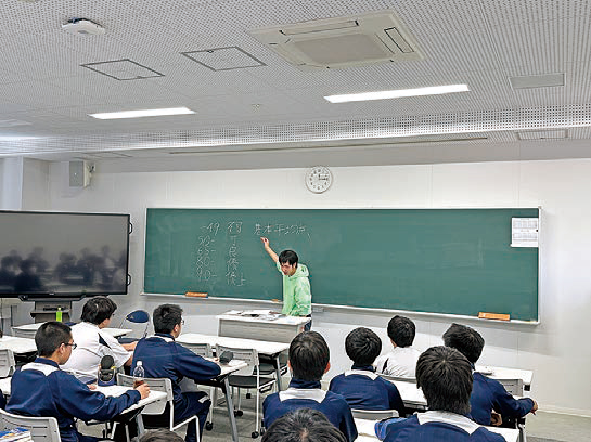 夜間講習の教室の様子1